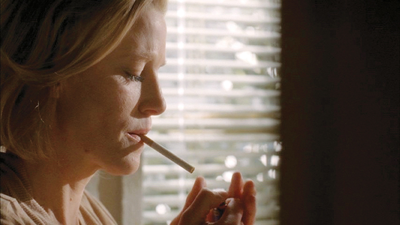 Anna Gunn raucht einer Zigarette (oder Cannabis)
